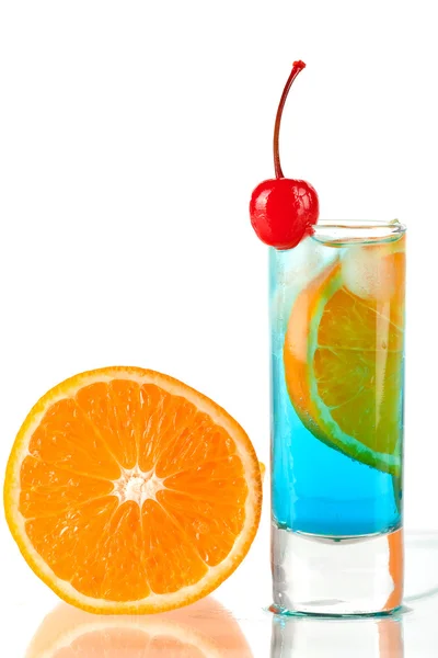 Cóctel de alcohol con curazao azul, oran — Foto de Stock