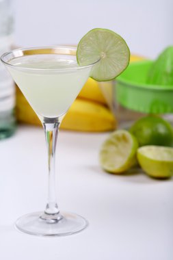 alkol ile limon suyu kokteyli