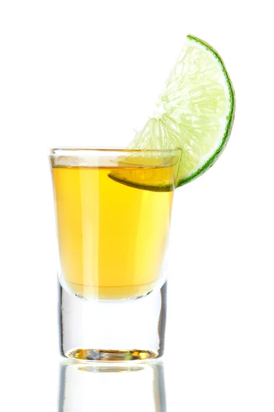 Zlatá tequila s plátkem limetky — Stock fotografie