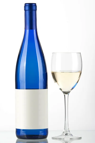 Botella azul de vino blanco y copa de vino — Foto de Stock