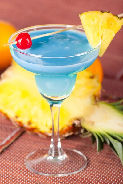 Niebieski alkoholu koktajl z ananasem i — Zdjęcie stockowe