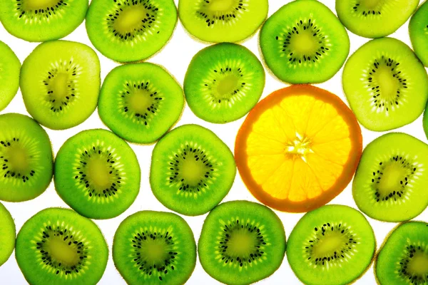 Grön kiwi med en orange skiva — Stockfoto
