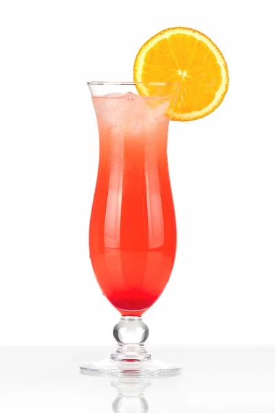 Cocktail rosso con ghiaccio e arancia — Foto Stock
