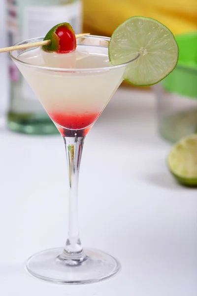Алкогольный коктейль с лаймовым соком — стоковое фото