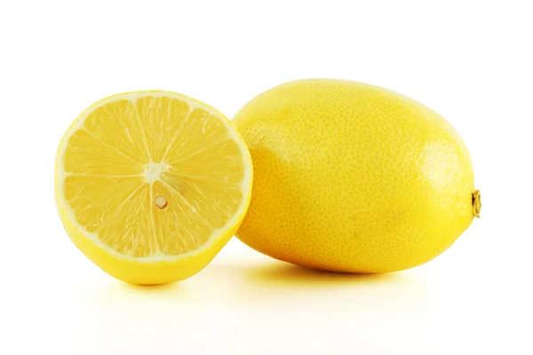 Limoni freschi isolati su fondo bianco — Foto Stock