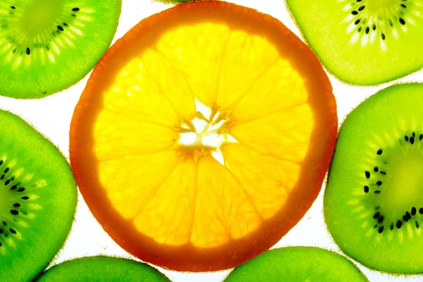 Jeden plátek pomeranče s mnoha kiwi řezy — Stock fotografie