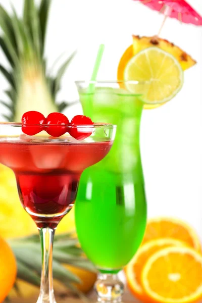 Gröna och röda tropiska drinkar — Stockfoto