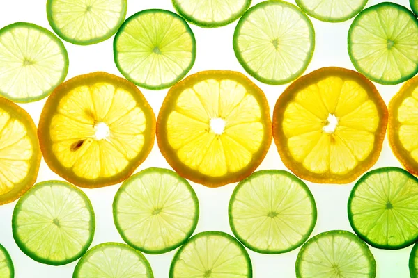 노란색 레몬 그리고 녹색 라임 조각 — 스톡 사진