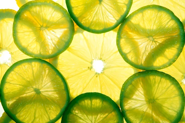 Жовті скибочки лимона і зеленого лайма — стокове фото