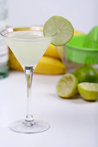 Alcohol cocktail with lime juice — Stock Photo, Image