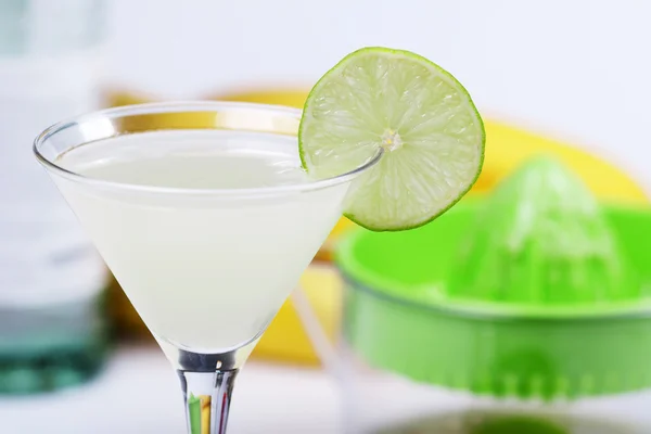 Alkohol-Cocktail mit Limettensaft — Stockfoto