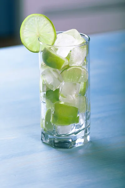 Verse limoen cocktail met ijs — Stockfoto