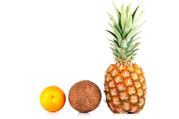 Ananas, kokosnoot en oranje — Stockfoto