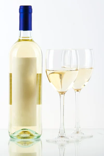 Fles van witte wijn en twee wijn glasplaten — Stockfoto