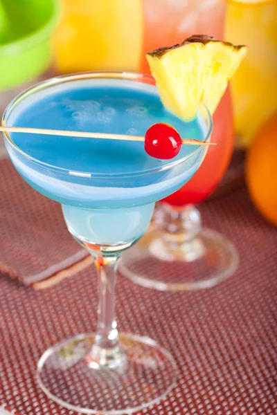 Zwei tropische Cocktails — Stockfoto