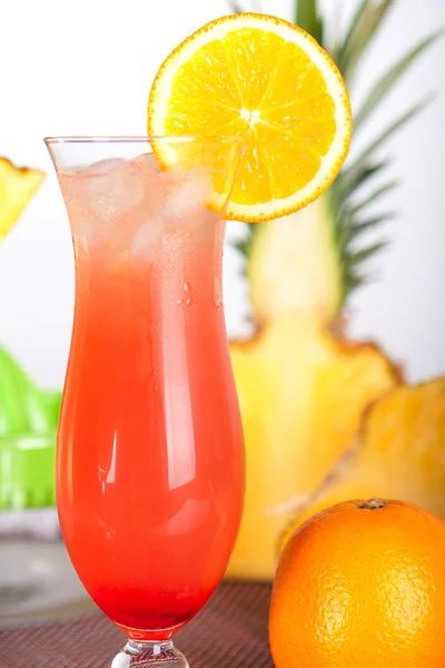 Червоний коктейль з льодом і апельсином — стокове фото