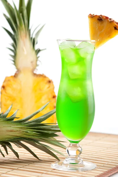 Cocktail tropical verde com abacaxi s — Fotografia de Stock