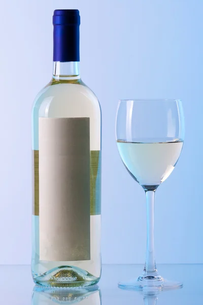 Bottle of white wine and wine glass in b — Stock Photo, Image