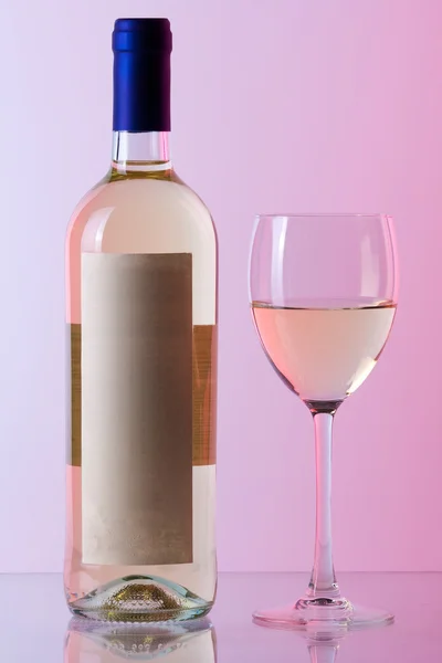 Botella de vino blanco y copa de vino en r —  Fotos de Stock