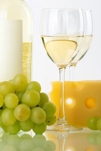 Láhev bílého vína, vinné sklenice, grap — ストック写真