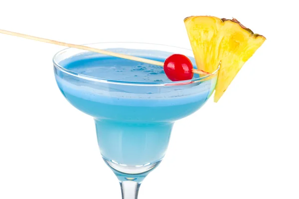 Синій алкогольний коктейль з ананасом і — стокове фото