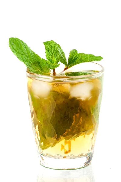 Алкогольный коктейль с виски и мятой — стоковое фото