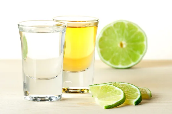 Blanc och guld tequila med lime skivor — Stockfoto