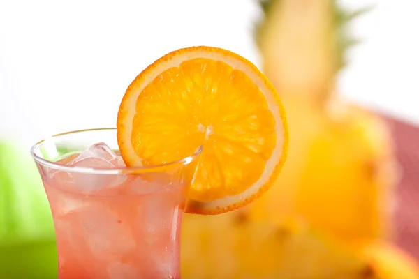 Czerwony koktajl z pomarańczą — Zdjęcie stockowe