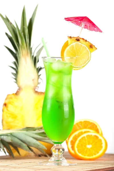 Cocktail tropicale verde con ananas , — Foto Stock