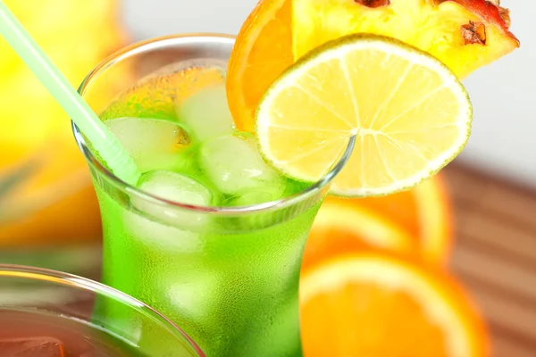 Grüner tropischer Cocktail mit Ananas — Stockfoto