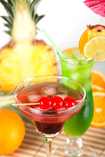 Grüne und rote tropische Cocktails — Stockfoto