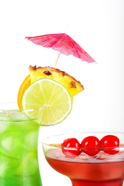 Зелені та червоні тропічні коктейлі — стокове фото