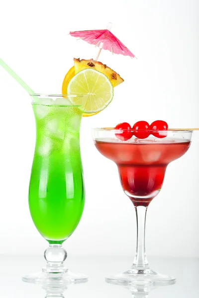 Grüne und rote tropische Cocktails — Stockfoto