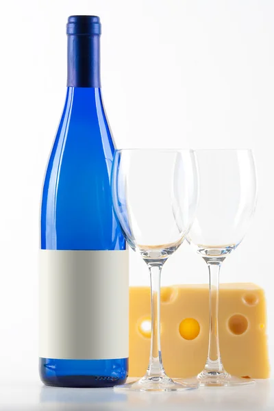 Botella azul de vino blanco, dos copas de vino — Foto de Stock