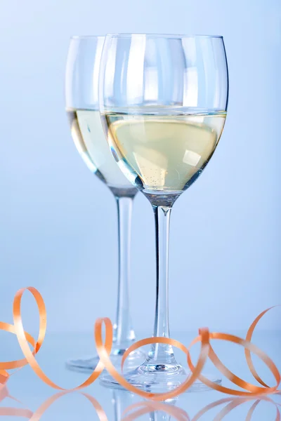 Two wine glasses with white wine — Stock Photo, Image
