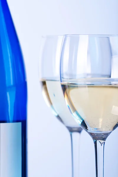Botella azul de vino blanco y dos g de vino —  Fotos de Stock