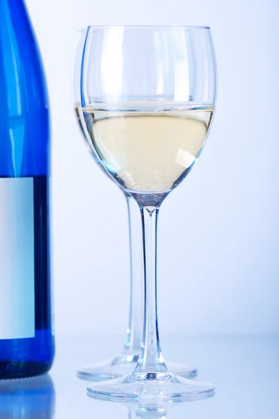 Garrafa azul de vinho branco e dois g de vinho — Fotografia de Stock