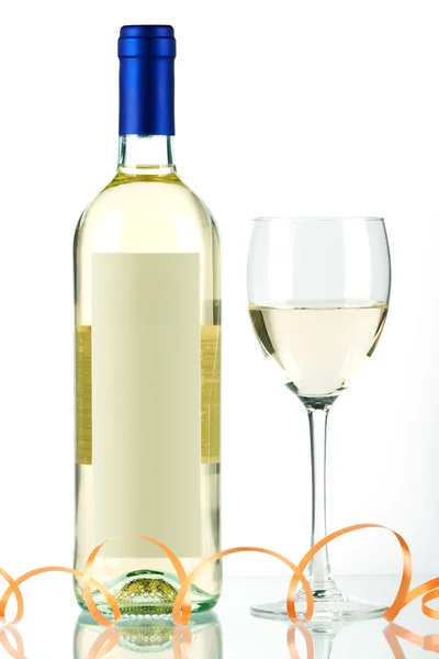 Botella de vino blanco y copa de vino — Foto de Stock