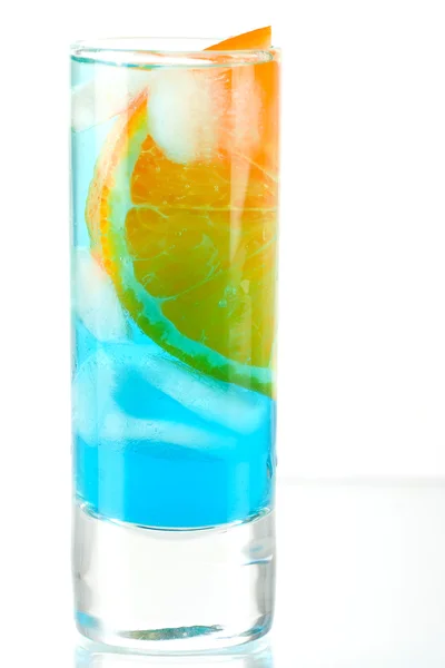 Alkoholcocktail mit blauem Curaçao und o — Stockfoto