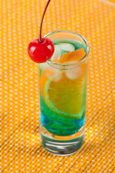 Alcohol cocktail with blue curacao and o — Stock Photo, Image