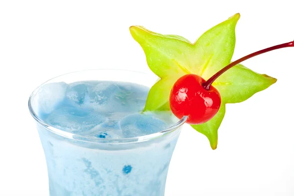 Синий тропический коктейль с кокосовым кремом — стоковое фото