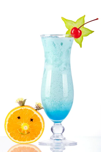 蓝色热带椰子 crea 与鸡尾酒 — 图库照片