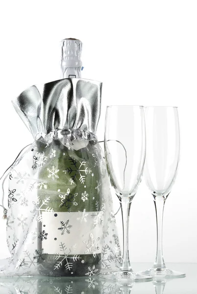 Bottiglia di champagne e due bicchieri — Foto Stock