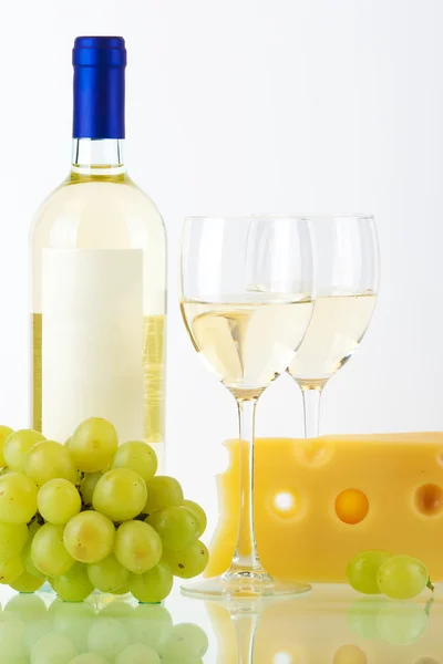 Botella de vino blanco, copas de vino, queso — Foto de Stock