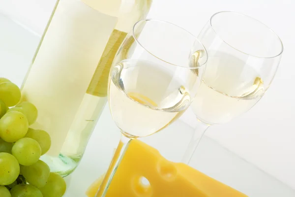 Bottle of white wine, wine glasses, grap — Stock Photo, Image