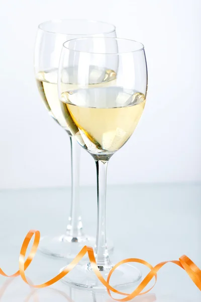 Два бокала вина с белым вином — стоковое фото