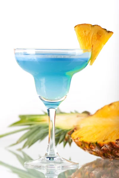 Синий алкогольный коктейль с ананасом — стоковое фото