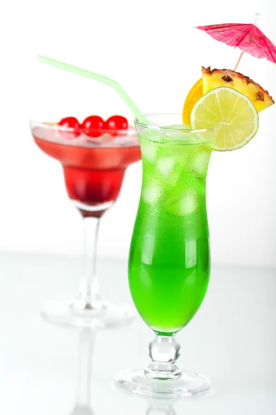 Yeşil ve kırmızı tropik kokteyller — Stok fotoğraf