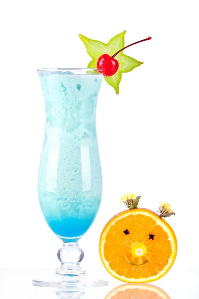 Cocktail tropical azul com crea de coco — Fotografia de Stock