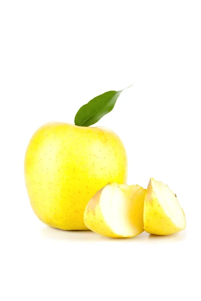 Ein reifer gelber Apfel mit Blatt — Stockfoto